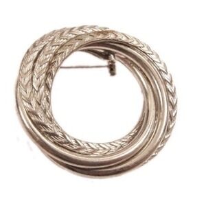 Vintage Pretty Silver Tone Textured Wreath Round Pin Brooch